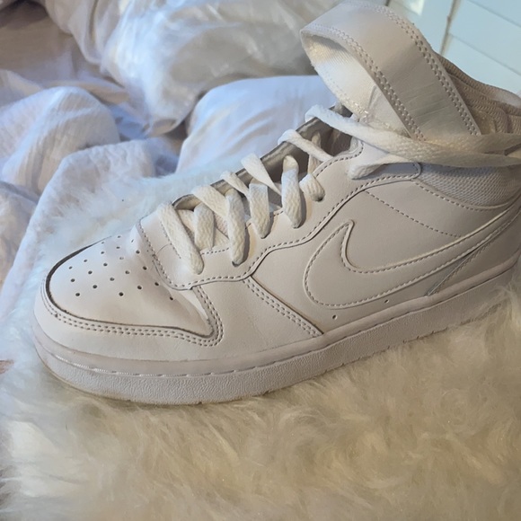 Boys nike high top airforce 1’s - Picture 2 of 7